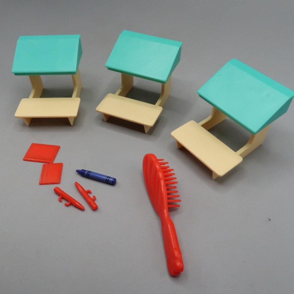 Vintage 1995 Barbie Kelly 3 School Blue Student Classroom Desk & Accessories lot